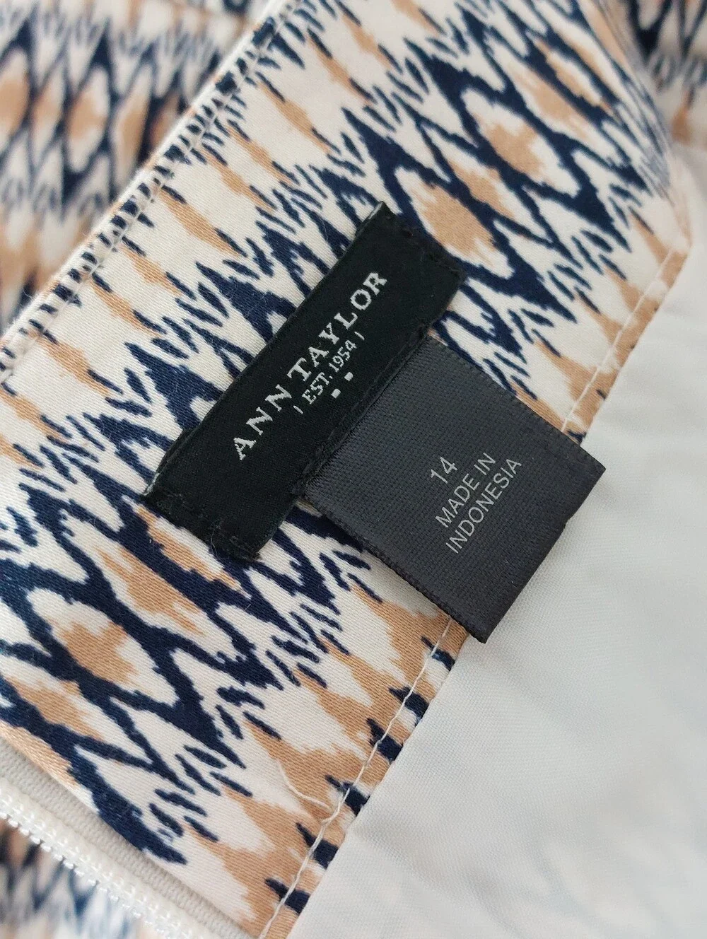 Ann Taylor Blue & Beige Ikat Floral Border Print Pencil Skirt Size 14 - Picture 5 of 8